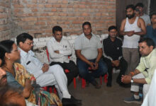 उद्योग मंत्री देवांगन ने शोकाकुल परिवार से मिलकर व्यक्त की गहरी संवेदना, संजय नगर वार्ड के लक्ष्मण बन बस्ती में दो दिन पूर्व बाउंड्रीवॉल डहने से मासूम की गई थी जान….