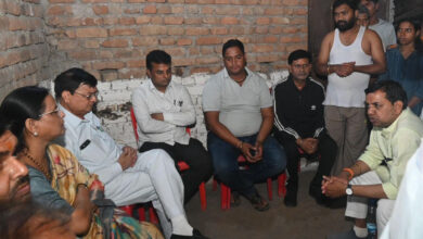 उद्योग मंत्री देवांगन ने शोकाकुल परिवार से मिलकर व्यक्त की गहरी संवेदना, संजय नगर वार्ड के लक्ष्मण बन बस्ती में दो दिन पूर्व बाउंड्रीवॉल डहने से मासूम की गई थी जान…. उद्योग मंत्री देवांगन ने शोकाकुल परिवार से मिलकर व्यक्त की गहरी संवेदना, संजय नगर वार्ड के लक्ष्मण बन बस्ती में दो दिन पूर्व बाउंड्रीवॉल डहने से मासूम की गई थी जान….