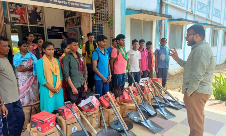 नवजीवन की ओर बढ़ते कदम: आत्मसमर्पण से आत्मनिर्भरता- सुकमा में युवाओं को मिली नए जीवन की मजबूत नींव…… नवजीवन की ओर बढ़ते कदम: आत्मसमर्पण से आत्मनिर्भरता- सुकमा में युवाओं को मिली नए जीवन की मजबूत नींव……