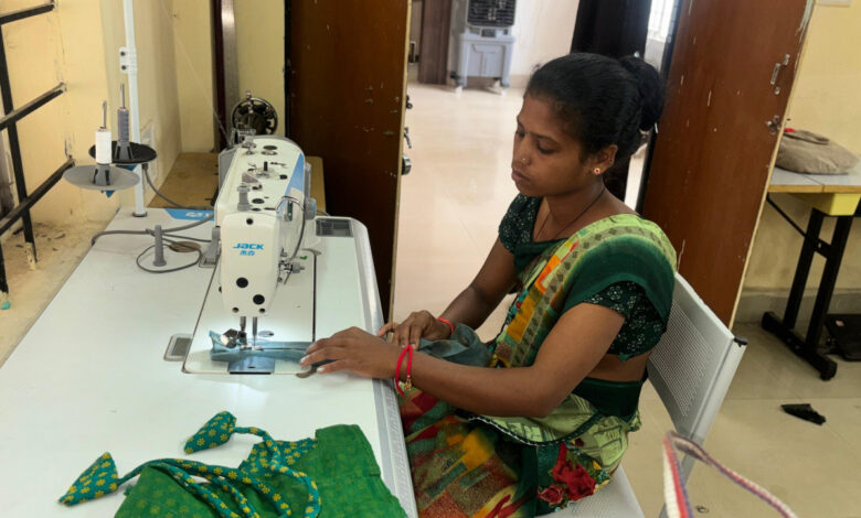 नक्सलवाद का अंधेरा छोड़ शर्मिला ने थामी स्वावलंबन की सुई, दंतेवाड़ा में लिख रही हैं बदलाव की इबारत….