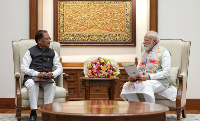 बस्तर 2.0 की शुरुआत : मुख्यमंत्री साय ने पीएम मोदी को दिया आमंत्रण, विकास का ब्लूप्रिंट सौंपा….