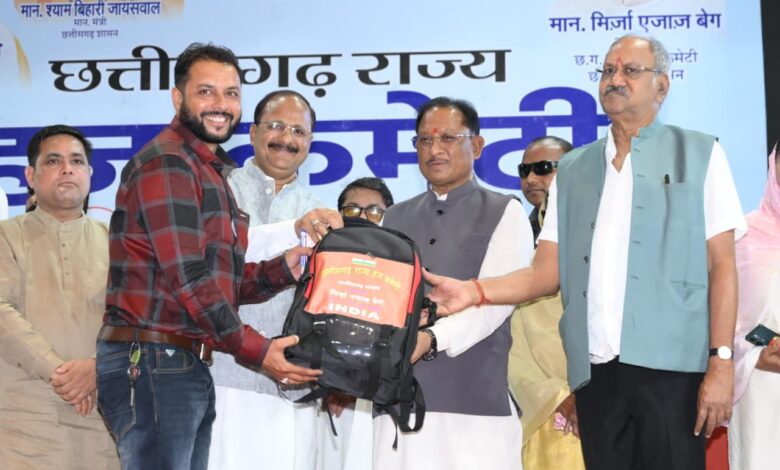 मुख्यमंत्री विष्णु देव साय ने हज यात्रियों को वितरित किया फर्स्ट एड किट: सफल हज यात्रा के लिए शुभकामना देकर यात्रियों का किया स्वागत…..