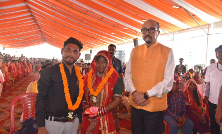 सामूहिक विवाह कार्यक्रम में शामिल हुए राज्यपाल, नवविवाहित जोड़ों को प्रदान किया आशीर्वाद…..