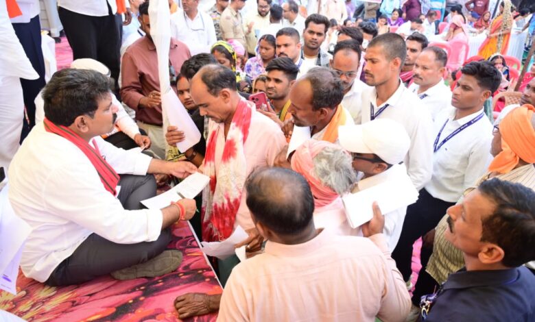 जमीन पर बैठकर उप मुख्यमंत्री विजय शर्मा ने सुनी लोगों की समस्याएं, मौके पर दिए समाधान के निर्देश…..