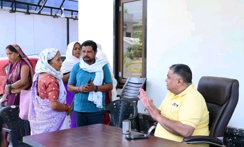 जनदर्शन में मंत्री राजेश अग्रवाल ने सुनीं जनसमस्याएं, त्वरित निराकरण के दिए निर्देश….