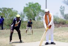 जब मुख्यमंत्री उतरे मैदान में: सुशासन तिहार में बच्चों संग खेला क्रिकेट, बढ़ाया हौसला…..