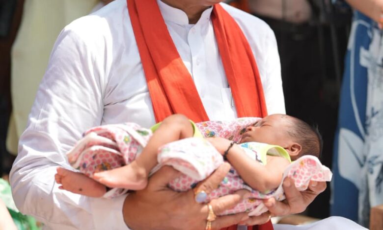 एक माह के नवजात का मुख्यमंत्री ने किया नामकरण, “रविशंकर” नाम से गूंजा गांव का आंगन….