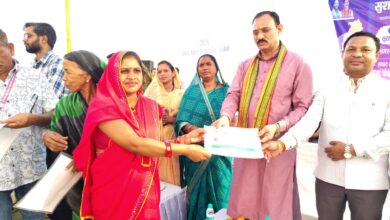 मझौली शिविर में सविता को मौके पर मिला आयुष्मान कार्ड, ग्रामीणों की समस्याओं का हुआ त्वरित निराकरणस्वास्थ्य मंत्री श्याम बिहारी जायसवाल ने अपने हाथों से सौंपा आयुष्मान कार्ड…..