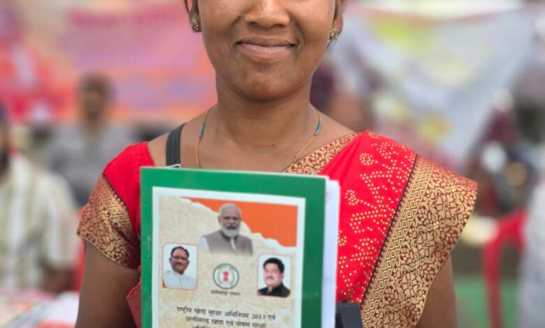 ’सुशासन तिहार में अलमा टोप्पो की वर्षों पुरानी समस्या का हुआ समाधान’, ’जनसमस्या निवारण शिविर में हाथों-हाथ मिला राशन कार्ड, परिवार को मिलेगा खाद्यान्न सुरक्षा का लाभ’…..