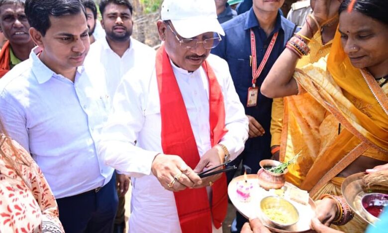 एक ग्रामीण का न्योता, मुख्यमंत्री का अपनापन – प्रधानमंत्री आवास से साकार हुआ सपना, मुख्यमंत्री ने कराया गृह प्रवेश…..