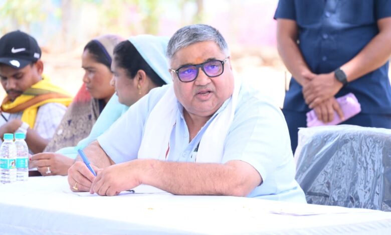 जनदर्शन में मंत्री राजेश अग्रवाल ने सुनी ग्रामीणों की समस्याएं, ग्राम हरिहरपुर में जनता से सीधा संवाद, त्वरित निराकरण के लिए अधिकारियों को दिए निर्देश….