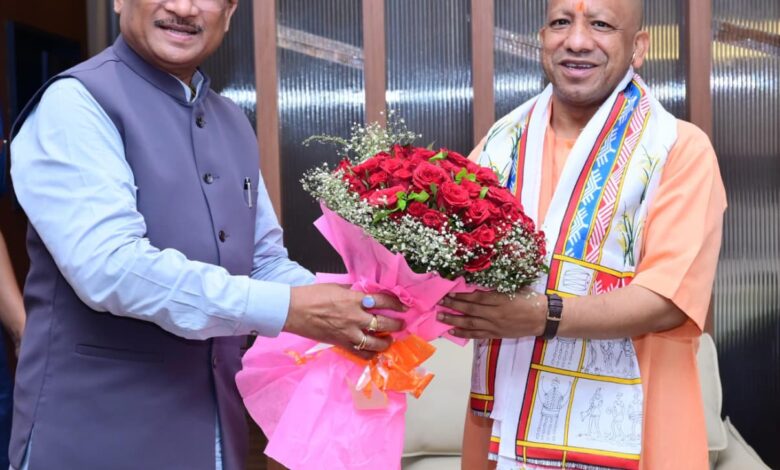 मुख्यमंत्री ने उत्तर प्रदेश के मुख्यमंत्री योगी आदित्यनाथ का किया आत्मीय स्वागत….. मुख्यमंत्री ने उत्तर प्रदेश के मुख्यमंत्री योगी आदित्यनाथ का किया आत्मीय स्वागत…..