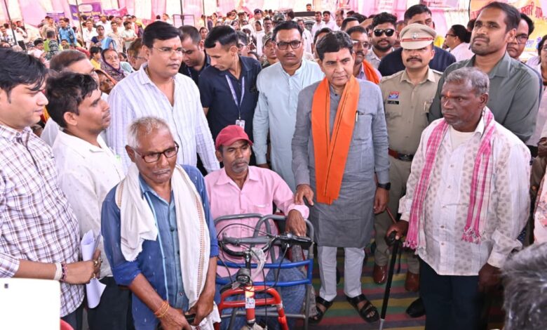 आकाशीय बिजली के हादसे के बाद टूटी उम्मीद, समाधान शिविर ने फिर जगाया जीवन का विश्वास, राजस्व मंत्री वर्मा के हाथों मिली मोटराइज्ड ट्राईसाइकिल…. आकाशीय बिजली के हादसे के बाद टूटी उम्मीद, समाधान शिविर ने फिर जगाया जीवन का विश्वास, राजस्व मंत्री वर्मा के हाथों मिली मोटराइज्ड ट्राईसाइकिल….