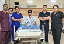 10 साल से खाँसी में खून की समस्या झेल रहे युवक को अम्बेडकर अस्पताल में मिली नई जिंदगी, इमरजेंसी में सफल लोबेक्टॉमी सर्जरी, फेफड़े का संक्रमित हिस्सा काटकर निकाला, बीमारी से दी राहत….