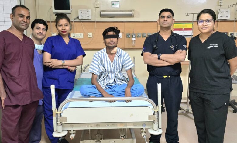 10 साल से खाँसी में खून की समस्या झेल रहे युवक को अम्बेडकर अस्पताल में मिली नई जिंदगी, इमरजेंसी में सफल लोबेक्टॉमी सर्जरी, फेफड़े का संक्रमित हिस्सा काटकर निकाला, बीमारी से दी राहत….