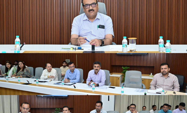 शासन के मिशन मोड में किए जाने वाले कार्यों की हुई समीक्षा, मुख्य सचिव ने अधिकारियों की ली बैठक…..