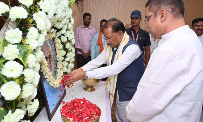 मुख्यमंत्री विष्णुदेव साय ने स्वर्गीय दिनेश सेन को दी श्रद्धांजलि : शोक संतप्त परिवार से की मुलाकात…..