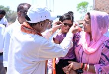 गोद में उठाया, चश्मा पहनाया : भैंसामुड़ा में दिखा मुख्यमंत्री का आत्मीय रूप, नन्हीं मानविका के सपनों को मिला मुख्यमंत्री का स्नेहिल स्पर्श…..