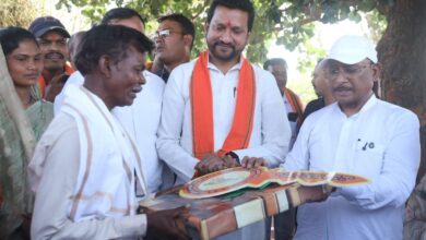 सुशासन तिहार: मुख्यमंत्री विष्णु देव साय ने पीएम जनमन के हितग्राही को सौंपी खुशियों की चाबी….. सुशासन तिहार: मुख्यमंत्री विष्णु देव साय ने पीएम जनमन के हितग्राही को सौंपी खुशियों की चाबी…..