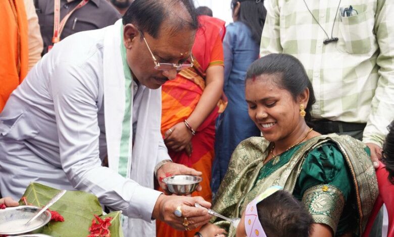 ’मुख्यमंत्री विष्णु देव साय ने बच्चों को कराया अन्नप्राशन, गर्भवती महिलाओं की गोदभराई कार्यक्रम में दी शुभकामनाएं’….