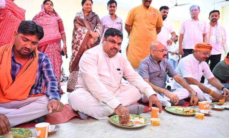 श्रमिक दिवस पर सेवा सदन में सामूहिक भोजन एवं संवाद कार्यक्रम आयोजित, मंत्री गजेन्द्र यादव ने बढ़ाया श्रमिकों का उत्साह…..