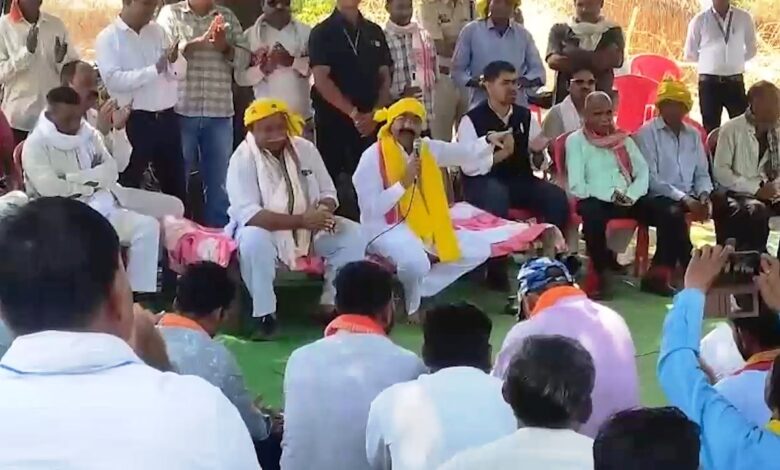 उप मुख्यमंत्री अरुण साव ने आम पेड़ के नीचे लगाई चौपाल, ग्रामीणों से योजनाओं का लिया फीडबैक, देवगुड़ी निर्माण के लिए 5 लाख देने की घोषणा….