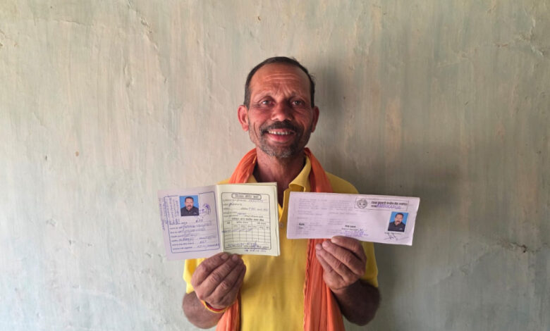 मुख्यमंत्री हेल्पलाइन 1076 का असरः बैल चराते किसान की एक कॉल पर प्रशासन ने घर पहुंचकर सुलझाई समस्या….. मुख्यमंत्री हेल्पलाइन 1076 का असरः बैल चराते किसान की एक कॉल पर प्रशासन ने घर पहुंचकर सुलझाई समस्या…..