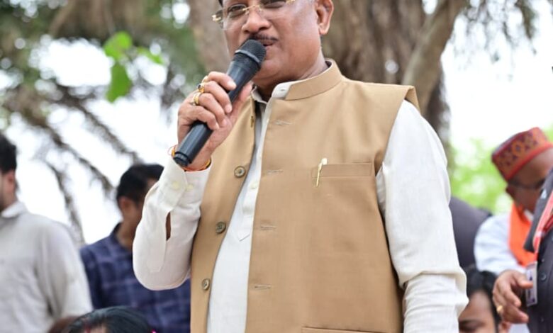 बरगद की छांव में सजी मुख्यमंत्री विष्णु देव साय की चौपाल : सक्ती जिले के ग्राम ठठारी में ग्रामीणों से किया सीधा संवाद…