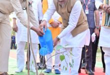 मुख्यमंत्री विष्णु देव साय ने ‘एक पेड़ मां के नाम’ अभियान के तहत किया पीपल का पौधारोपण, पर्यावरण संरक्षण का दिया संदेश, जनप्रतिनिधियों ने भी किया वृक्षारोपण…..