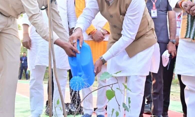 मुख्यमंत्री विष्णु देव साय ने ‘एक पेड़ मां के नाम’ अभियान के तहत किया पीपल का पौधारोपण, पर्यावरण संरक्षण का दिया संदेश, जनप्रतिनिधियों ने भी किया वृक्षारोपण….. मुख्यमंत्री विष्णु देव साय ने ‘एक पेड़ मां के नाम’ अभियान के तहत किया पीपल का पौधारोपण, पर्यावरण संरक्षण का दिया संदेश, जनप्रतिनिधियों ने भी किया वृक्षारोपण…..