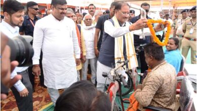 जब मुख्यमंत्री साय ने थामा हाथ, तो दिव्यांग हितग्राही की जिंदगी में लौटी उम्मीद की रौशनी, सुशासन तिहार के समाधान शिविर में मिली बैटरी चलित ट्रायसायकल, संघर्ष भरी जिंदगी को मिला नया सहारा….. जब मुख्यमंत्री साय ने थामा हाथ, तो दिव्यांग हितग्राही की जिंदगी में लौटी उम्मीद की रौशनी, सुशासन तिहार के समाधान शिविर में मिली बैटरी चलित ट्रायसायकल, संघर्ष भरी जिंदगी को मिला नया सहारा…..