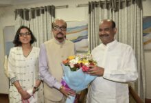 राज्यपाल रमेन डेका ने किया लोकसभा अध्यक्ष बिड़ला का आत्मीय स्वागत…. राज्यपाल रमेन डेका ने किया लोकसभा अध्यक्ष बिड़ला का आत्मीय स्वागत….
