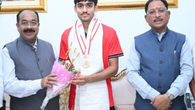अंडर-18 एशिया कप विजेता हॉकी खिलाड़ी अवि मानिकपुरी ने मुख्यमंत्री विष्णुदेव साय से की सौजन्य भेंट…..