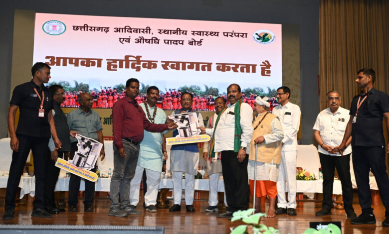 पारंपरिक उपचार पद्धति के संरक्षण में छत्तीसगढ़ बना मिसाल, 11 वैद्य सम्मेलनों से 1600 से अधिक वैद्यों को मिला प्रशिक्षण, हीलर हर्बल गार्डन और आधुनिक उपकरणों से बढ़ी क्षमता…. पारंपरिक उपचार पद्धति के संरक्षण में छत्तीसगढ़ बना मिसाल, 11 वैद्य सम्मेलनों से 1600 से अधिक वैद्यों को मिला प्रशिक्षण, हीलर हर्बल गार्डन और आधुनिक उपकरणों से बढ़ी क्षमता….