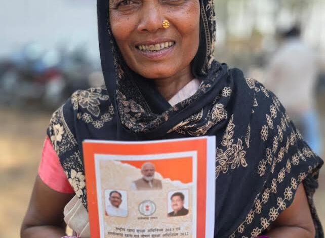 सुशासन तिहार से बदली सूरज बाई की जिंदगी राशन कार्ड मिलने से मिली बड़ी राहत…. सुशासन तिहार से बदली सूरज बाई की जिंदगी राशन कार्ड मिलने से मिली बड़ी राहत….