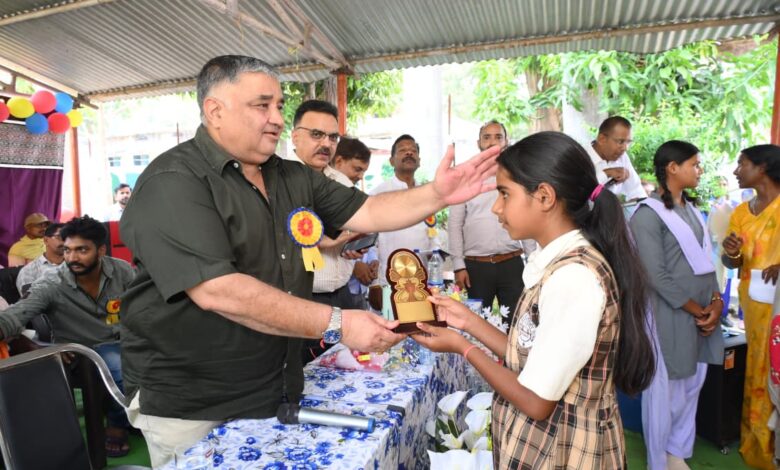 कस्तूरबा गांधी विद्यालय झिरमिटी में ‘शाला प्रवेश उत्सव’ संपन्न, पर्यटन मंत्री राजेश अग्रवाल ने किया छात्राओं का स्वागत….