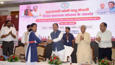 मुख्यमंत्री विष्णुदेव साय के हाथों मेधावी छात्रा को मिली 2 लाख रुपये की सहायता…..