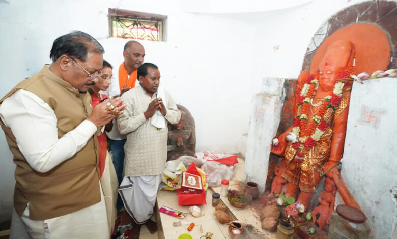 मुख्यमंत्री विष्णुदेव साय ने ऐतिहासिक चतुर्भुज विष्णु मंदिर में की पूजा-अर्चना, प्रदेश की सुख-समृद्धि की कामना…… मुख्यमंत्री विष्णुदेव साय ने ऐतिहासिक चतुर्भुज विष्णु मंदिर में की पूजा-अर्चना, प्रदेश की सुख-समृद्धि की कामना……