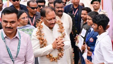 तेंदूपत्ते से समृद्धि, तीखुर से आत्मनिर्भरता : बड़ेकनेरा में वनाधारित आजीविका का सशक्त मॉडल बना प्रेरणा, मुख्यमंत्री विष्णुदेव साय ने हितग्राहियों से की आत्मीय मुलाकात, ‘एक पेड़ मां के नाम’ अभियान के तहत किया पौधरोपण….