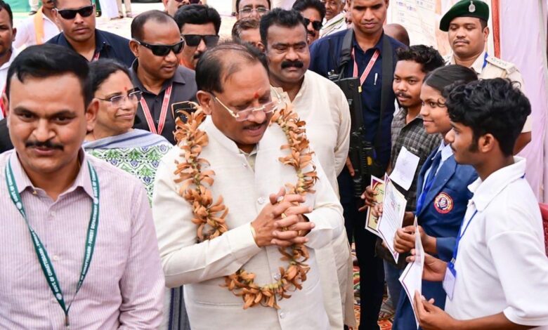 तेंदूपत्ते से समृद्धि, तीखुर से आत्मनिर्भरता : बड़ेकनेरा में वनाधारित आजीविका का सशक्त मॉडल बना प्रेरणा, मुख्यमंत्री विष्णुदेव साय ने हितग्राहियों से की आत्मीय मुलाकात, ‘एक पेड़ मां के नाम’ अभियान के तहत किया पौधरोपण…. तेंदूपत्ते से समृद्धि, तीखुर से आत्मनिर्भरता : बड़ेकनेरा में वनाधारित आजीविका का सशक्त मॉडल बना प्रेरणा, मुख्यमंत्री विष्णुदेव साय ने हितग्राहियों से की आत्मीय मुलाकात, ‘एक पेड़ मां के नाम’ अभियान के तहत किया पौधरोपण….