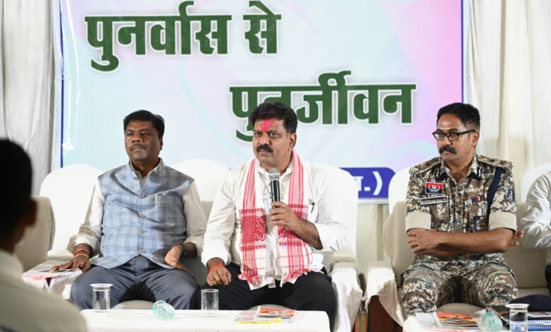 पुनर्वासित युवाओं से मिले उप मुख्यमंत्री विजय शर्मा और वन मंत्री केदार कश्यप, गांवों के विकास में सहभागी बनने का किया आह्वान, सिंचाई व्यवस्था के दिए निर्देश….