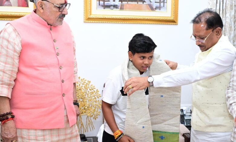 श्रीलंका दौरे के लिए भारतीय अंडर-19 महिला क्रिकेट टीम की उपकप्तान बनीं महक नरवासे : मुख्यमंत्री विष्णु देव साय ने किया सम्मानित…..