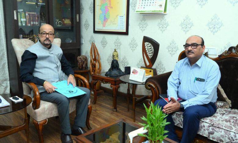 ’राज्यपाल रमेन डेका से मुख्य सचिव विकास शील ने सौजन्य भेंट की’…..