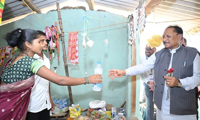 ’जब मुख्यमंत्री रुके एक छोटी-सी किराना दुकान पर… और सामने थी बदलाव की बड़ी कहानी’, मुख्यमंत्री विष्णु देव साय ने पानी की बोतल खरीदकर बढ़ाया हौसला, कहा- यही है नए बीजापुर की तस्वीर……