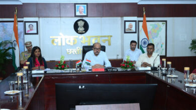 राज्यपाल रमेन डेका ने सक्ती जिले के अधिकारियों से की चर्चा, जल संरक्षण, हरियाली और लखपति दीदीयों के नवाचार आधारित गतिविधियों पर दिया विशेष जोर…..