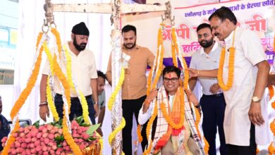 जन्मदिवस पर मौसमी फलों और लड्डू से तौले गए वित्त मंत्री ओपी चौधरी….. जन्मदिवस पर मौसमी फलों और लड्डू से तौले गए वित्त मंत्री ओपी चौधरी…..
