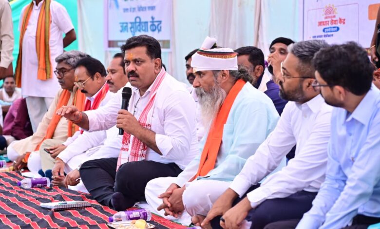उप मुख्यमंत्री विजय शर्मा ने बोड़ागांव में ग्रामीणों के बीच चौपाल लगाकर किया संवाद, कहा- अगले ढाई महीने में प्रत्येक ग्रामीण का हो बैंक खाता……