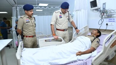 पुलिस कमिश्नर संजीव शुक्ला ने अस्पताल पहुंचकर घायल पुलिस जवानों का जाना हाल….. पुलिस कमिश्नर संजीव शुक्ला ने अस्पताल पहुंचकर घायल पुलिस जवानों का जाना हाल…..