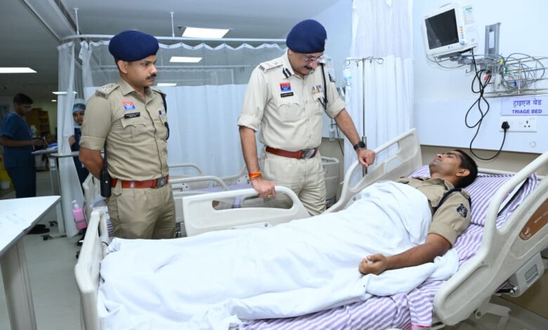 पुलिस कमिश्नर संजीव शुक्ला ने अस्पताल पहुंचकर घायल पुलिस जवानों का जाना हाल….. पुलिस कमिश्नर संजीव शुक्ला ने अस्पताल पहुंचकर घायल पुलिस जवानों का जाना हाल…..