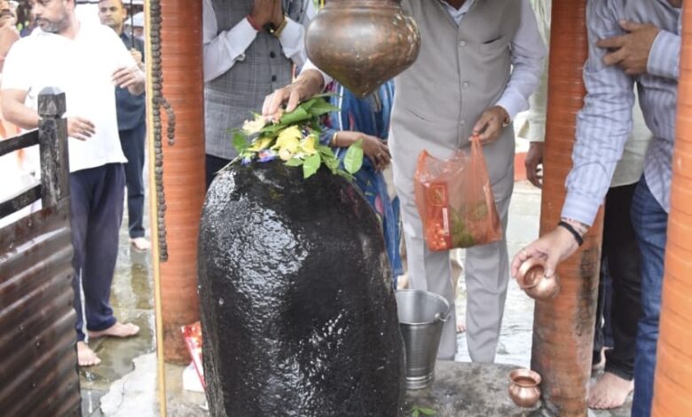 श्रम मंत्री लखनलाल देवांगन ने कोपाबेड़ा शिव मंदिर में की पूजा-अर्चना श्रम मंत्री लखनलाल देवांगन ने कोपाबेड़ा शिव मंदिर में की पूजा-अर्चना
